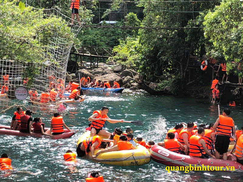 Suối nước Moọc du khách có thể thư giãn và tận hưởng thử sức với các trò chơi trên nước hay chèo kayak cùng bạn bè Suối nước Moọc du khách có thể thư giãn và tận hưởng thử sức với các trò chơi trên nước hay chèo kayak cùng bạn bè