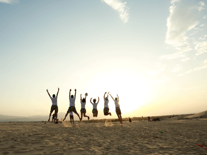 Quý khách sẽ có những cảm giác như mình đang lạc vào sa mạc với những cồn cát trắng xóa, mịn màng trải dài miên man như câu nói quen thuộc “Chang chang cồn cát nắng trưa Quảng Bình” Quý khách sẽ có những cảm giác như mình đang lạc vào sa mạc với những cồn cát trắng xóa, mịn màng trải dài miên man như câu nói quen thuộc “Chang chang cồn cát nắng trưa Quảng Bình”