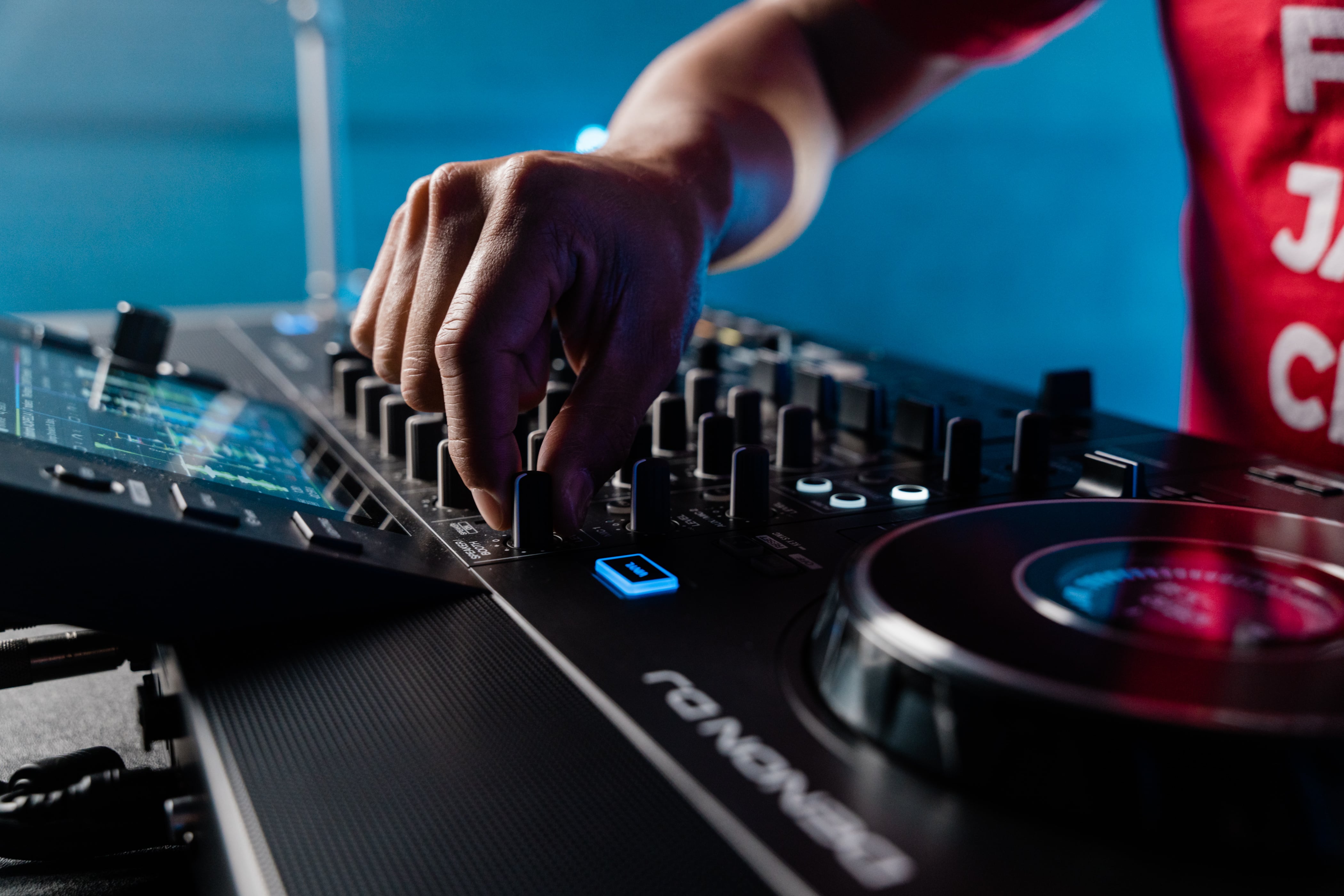 denon-dj-sc-live-4-liestyle2 denon dj sc live 4 - lifestyle2