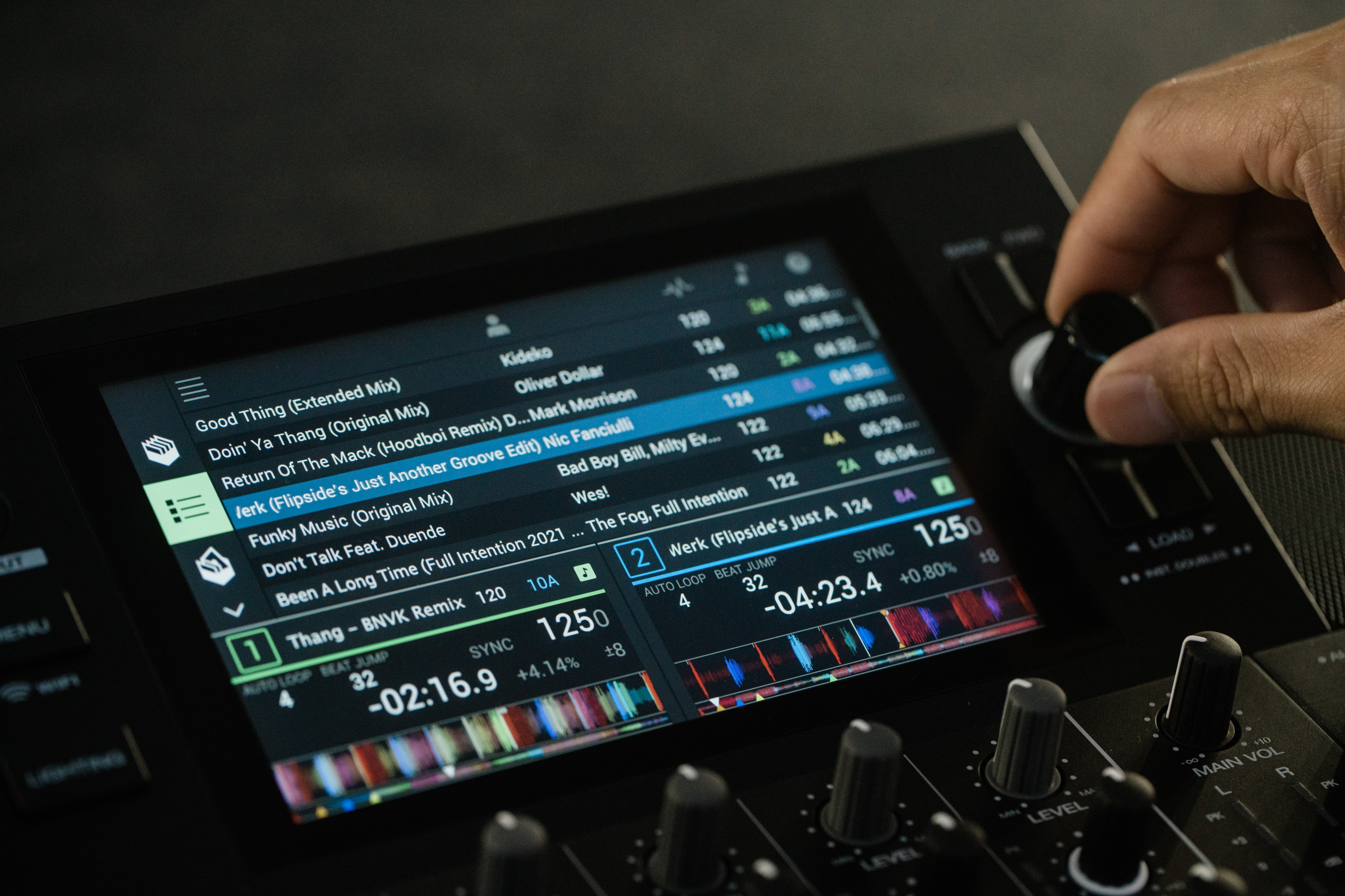 denon-dj-sc-live-4-liestyle3 denon dj sc live 4 - lifestyle3