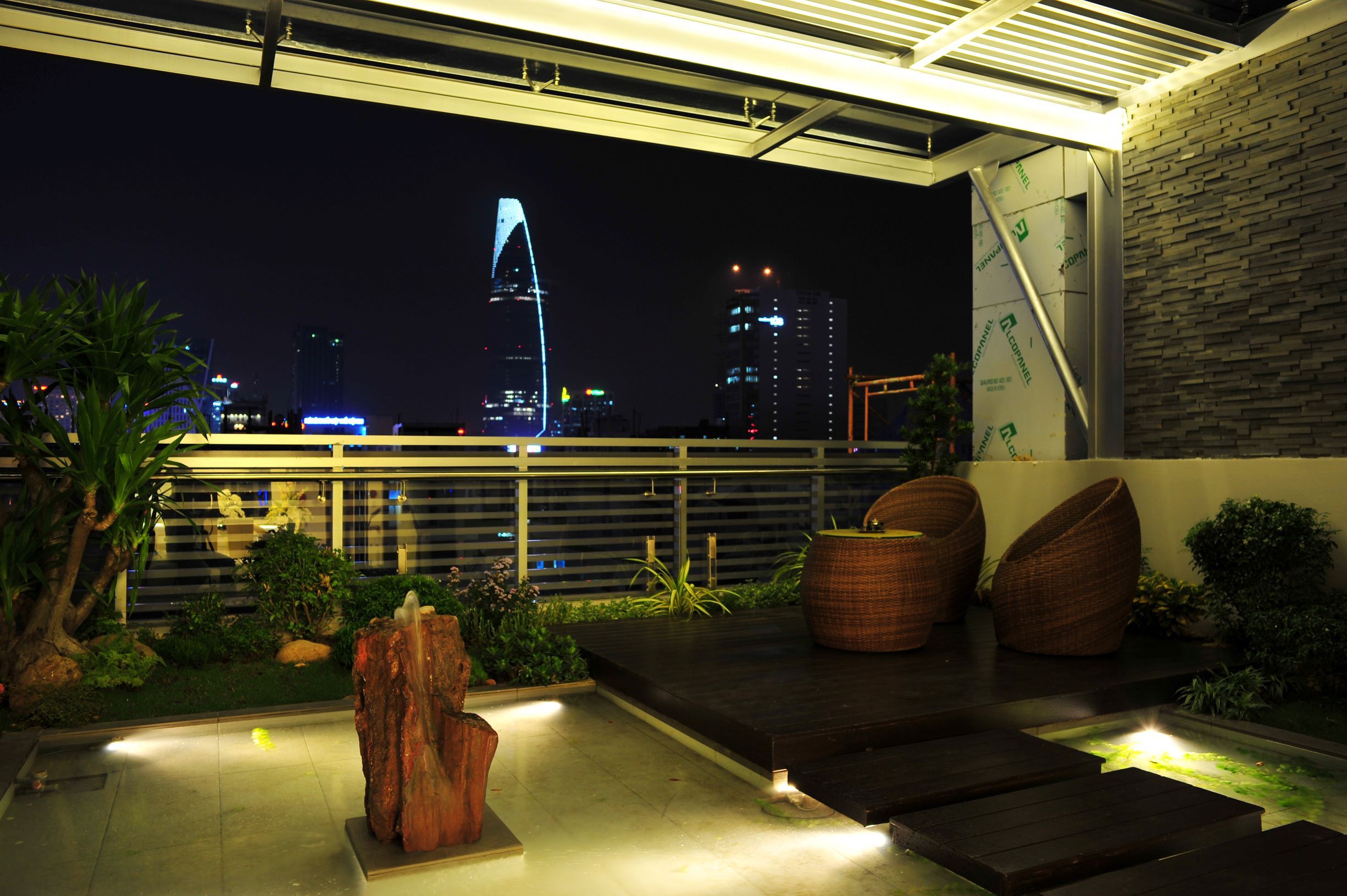 Hồ cá sân thượng, thiết kế và thi công bởi Kiến Trúc Xanh Hồ cá sân thượng, thiết kế và thi công bởi Kiến Trúc Xanh