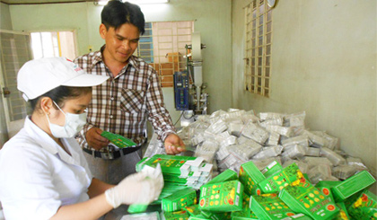 Anh Nguyễn Ngọc Sáu tại khu vực đóng gói trà túi lọc Ngọc Hưng.