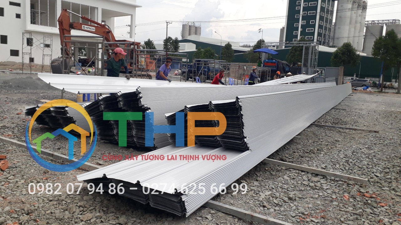 Tôn kliplock Không sử dụng vít trực tiếp lên bề mặt tôn, giảm nguy cơ rò rỉ nước mưa Tôn kliplock Không sử dụng vít trực tiếp lên bề mặt tôn, giảm nguy cơ rò rỉ nước mưa