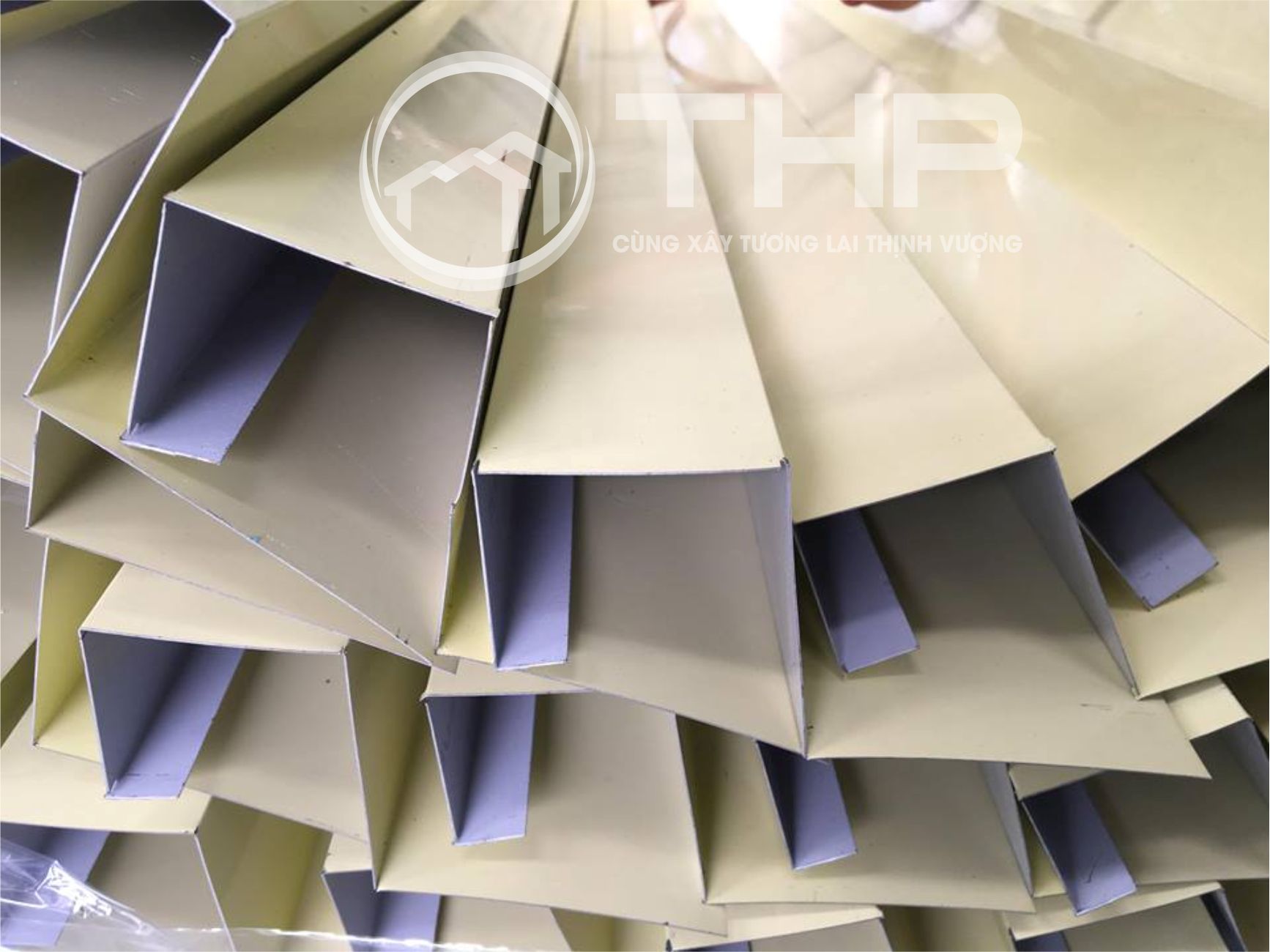 Diềm - Phụ kiện quan trọng cho nhà xưởng