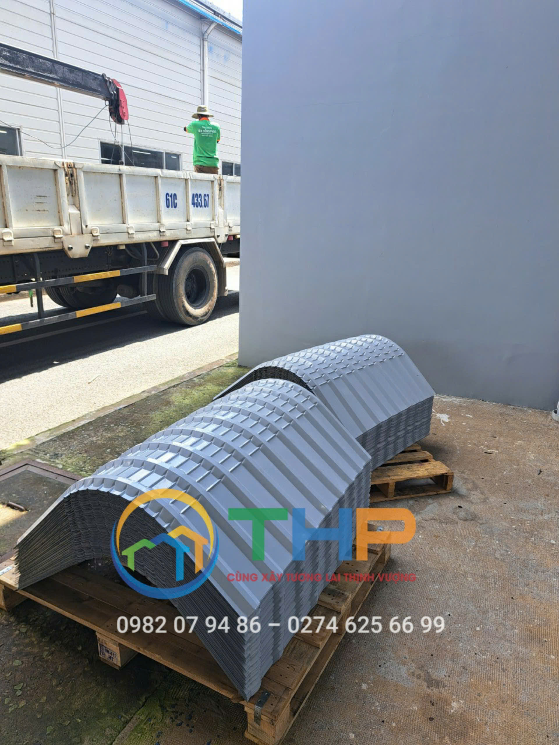 Tôn chấn vòm làm mái hiên nhà xưởng