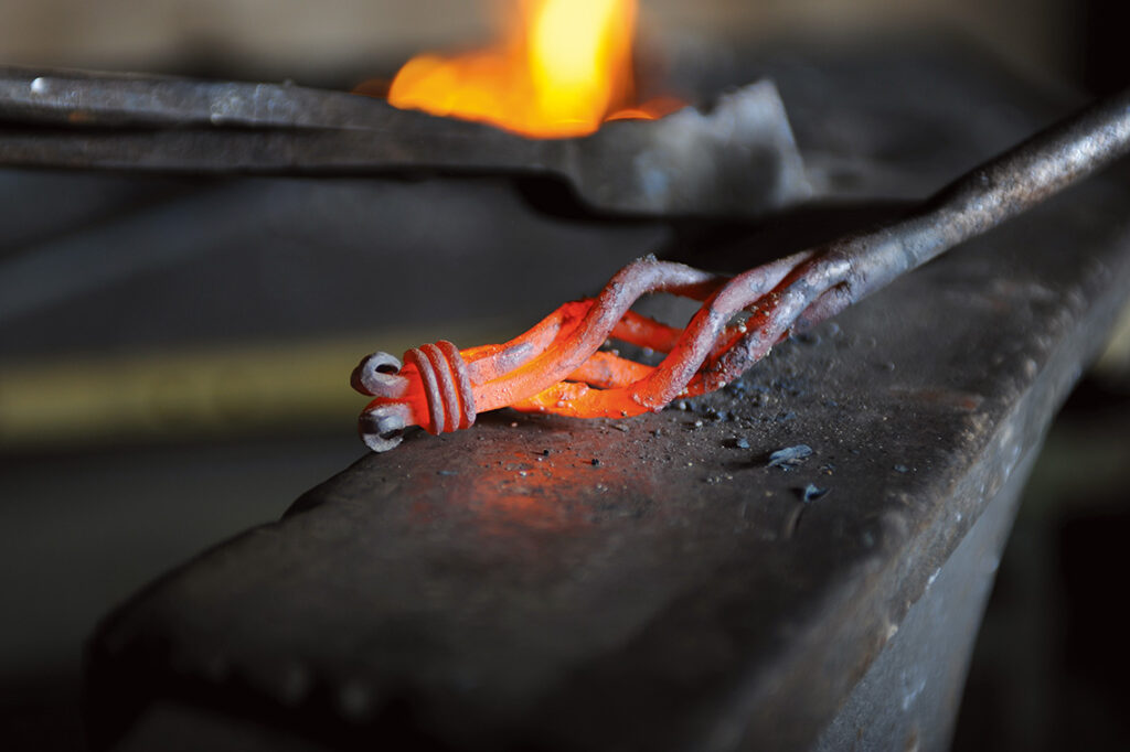 Sắt được nung nóng lại để giảm độ giòn của nó Sắt được nung nóng lại để giảm độ giòn của nó