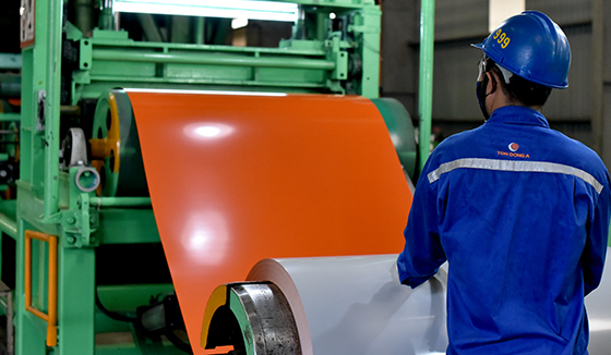 Tôn lạnh màu tại đầu ra của dây chuyền mạ màu