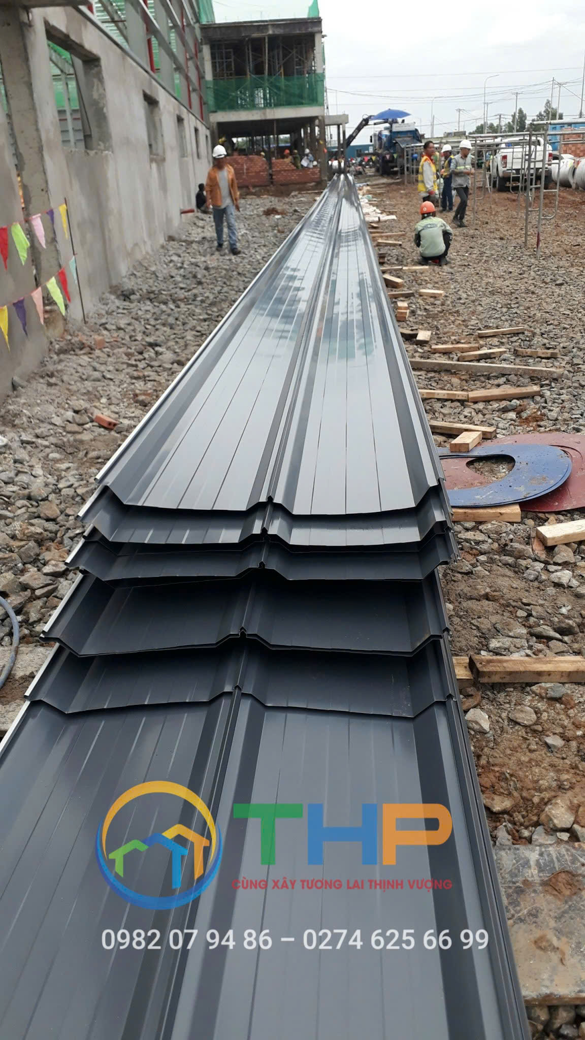 Tôn Seamlock cán tại công trình, phù hợp cho những nhà xưởng có diện tích lớn Tôn Seamlock cán tại công trình, phù hợp cho những nhà xưởng có diện tích lớn