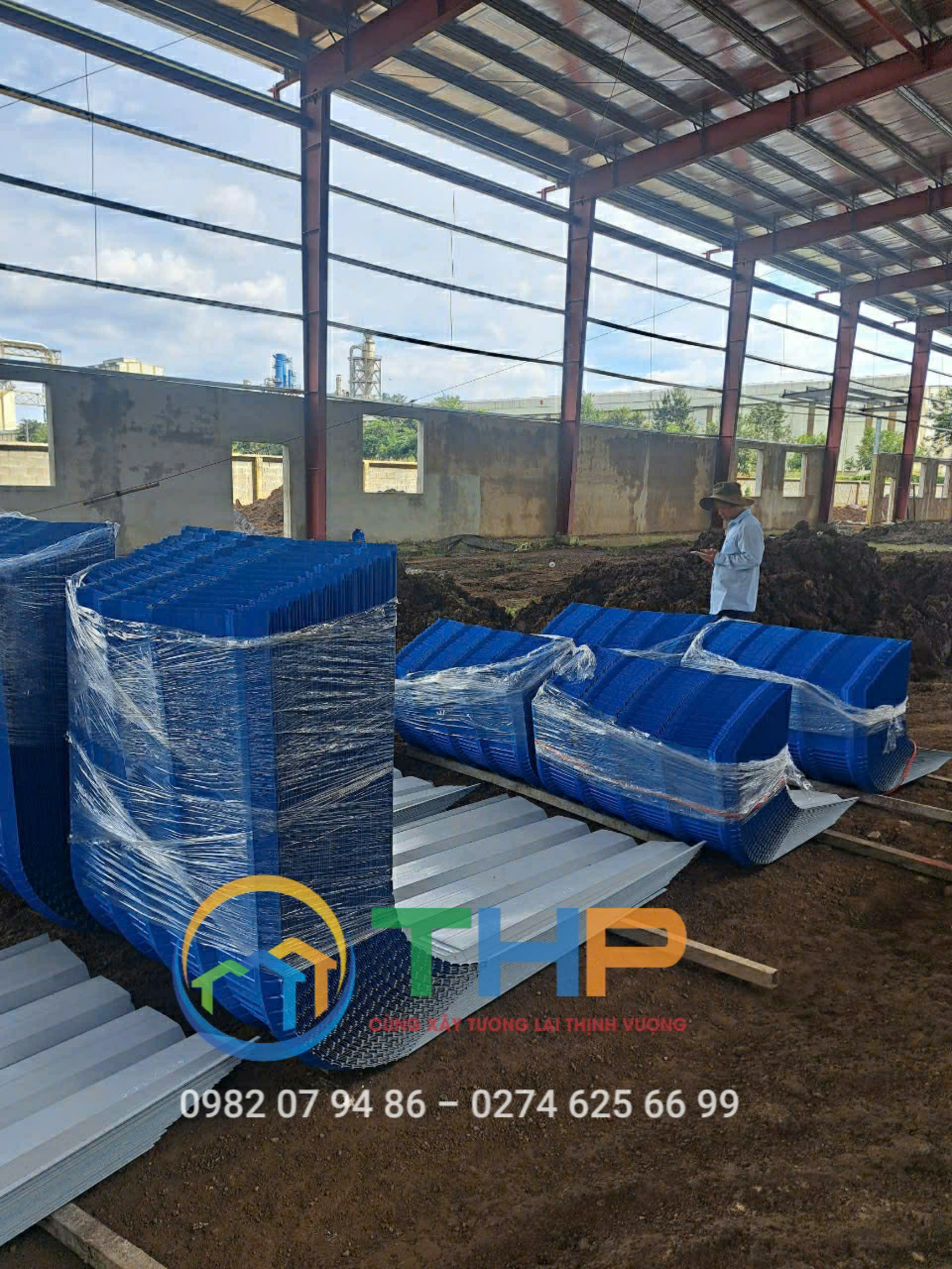 Vòm Nóc Gió có thiết kế đặc biệt, cho phép không khí nóng thoát ra ngoài và hút không khí mát vào trong Vòm Nóc Gió có thiết kế đặc biệt, cho phép không khí nóng thoát ra ngoài và hút không khí mát vào trong