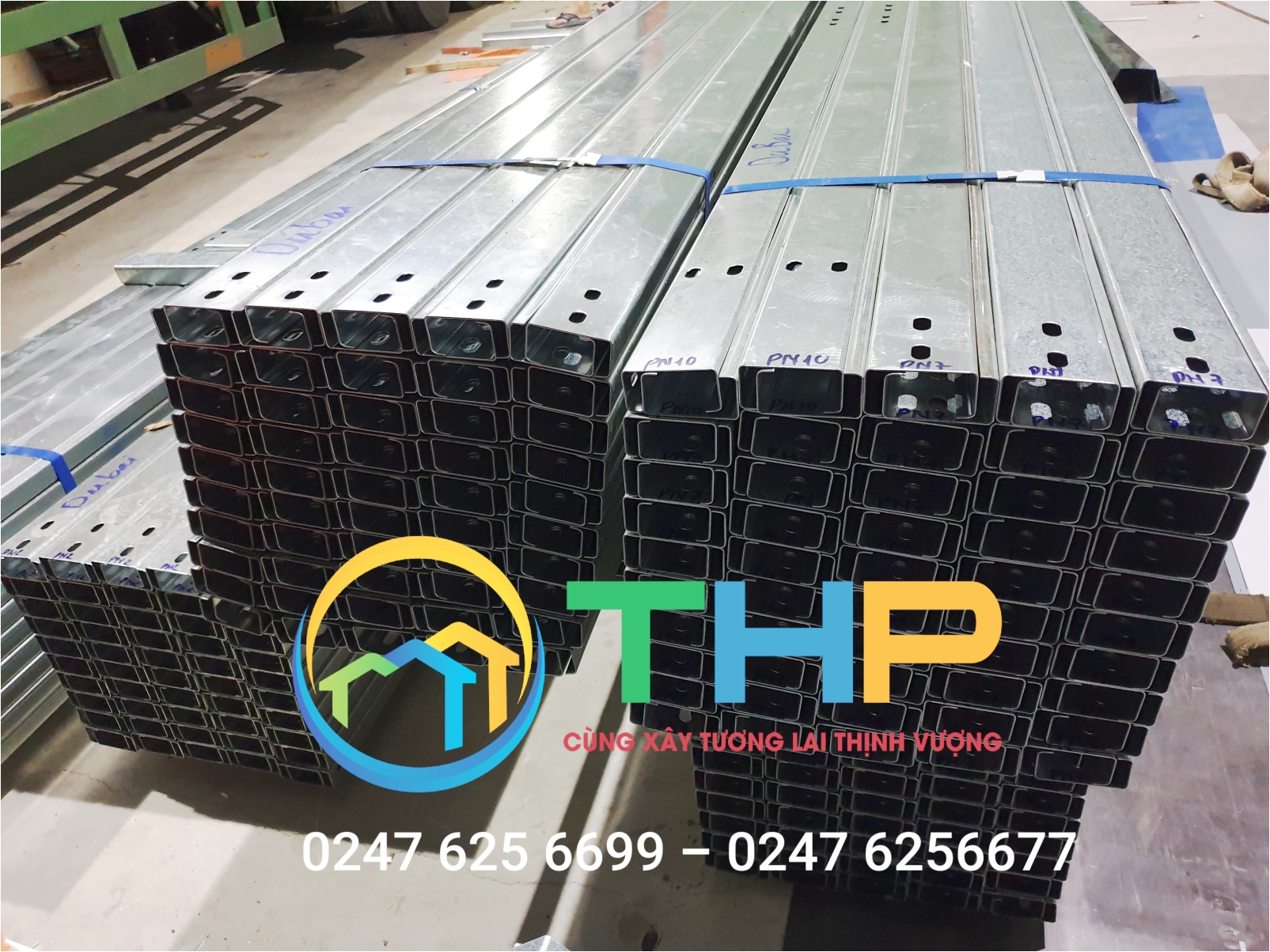 Xà gồ đột lỗ cánh và thân làm giá đỡ cho điện mặt trời