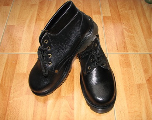 Các loại giày bảo hộ chịu nhiệt được bán rộng rãi trong nước có hai nguồn gốc chủ yếu Các loại giày bảo hộ chịu nhiệt được bán rộng rãi trong nước có hai nguồn gốc chủ yếu