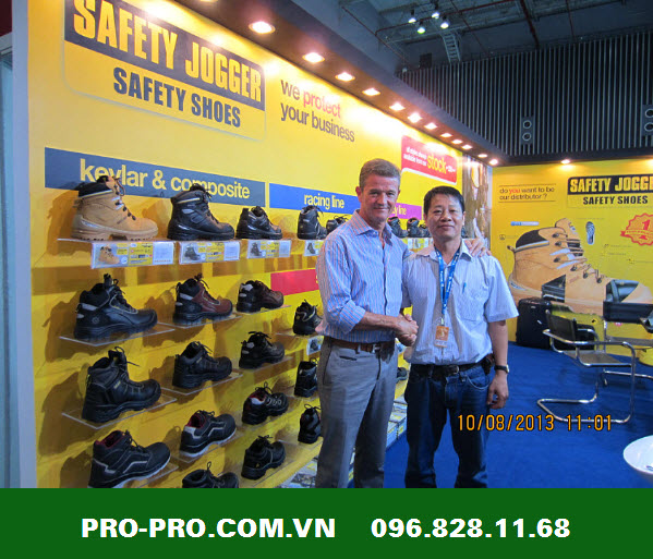 Đại điện Garan làm việc với Safety Jogger Đại điện Garan làm việc với Safety Jogger