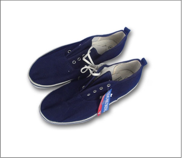 Giày bảo hộ bata có kết cấu đơn giản được may từ lớp vải dày cùng với đế nhựa  Giày bảo hộ bata có kết cấu đơn giản được may từ lớp vải dày cùng với đế nhựa