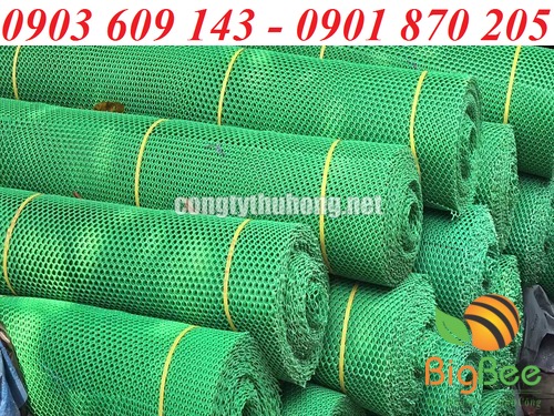 Các cuộn lưới nhựa cứng màu xanh tại xưởng
