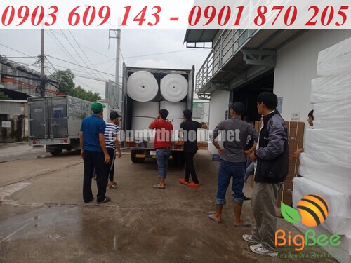 buổi sáng xuất hàng cuộn xốp foam trắng cho khách hàng