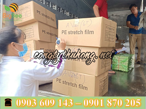 Nhân viên kho kiểm tra hàng màng pe trước khi giao