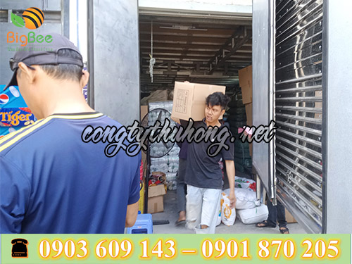 Bốc hàng màng pe quấn hàng lên xe giao cho khách sỉ