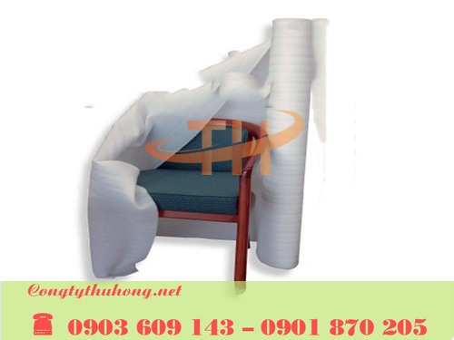 Sử dụng màng xốp foam trắng bọc quấn ghế sofa trước khi vận chuyển