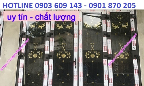 Sử dụng băng dính trắng in logo để dán cửa nhôm, kính