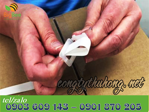 Cách dùng tay khóa đai bằng bọ nhựa