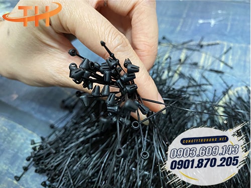 Dây nhựa gắn mác quần áo màu đen Dây nhựa gắn mác quần áo màu đen
