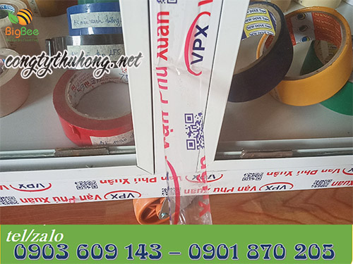 Khi gỡ màng chống trầy không để lại keo và thôi màu lên sản phẩm