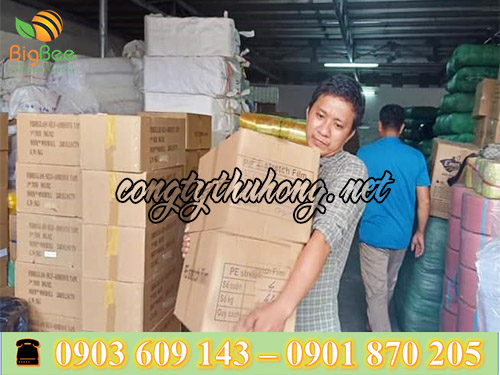 Nhân viên bốc hàng màng pe giao cho khách sỉ