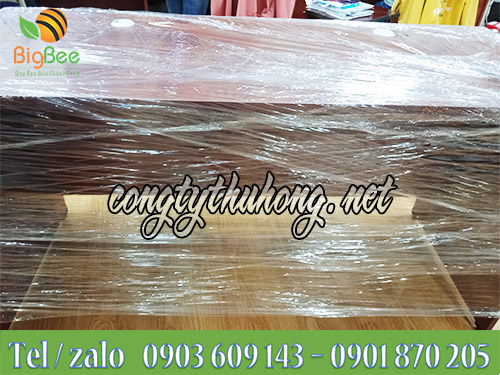 Sử dụng màng pe quấn bàn gỗ chống trầy và ngăn bụi bẩn