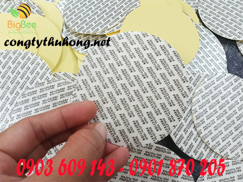 Mặt trước của màng seal tự dính được in chữ