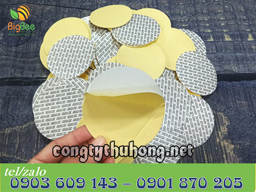 Màng seal tự dính được tráng keo mỏng và phủ giấy màu vàng
