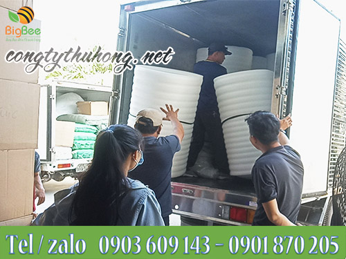 Nhân viên kho kiểm tra số lượng đơn hàng trước khi giao cho khách