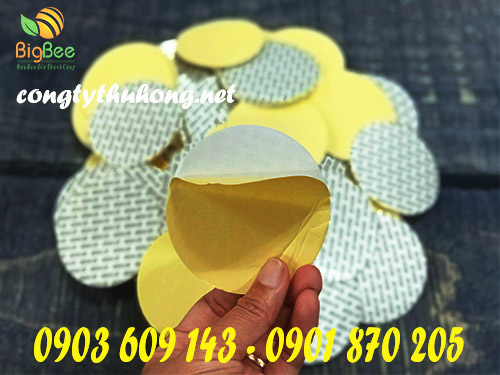 màng seal tự dính khi thao tác gỡ lớp giấy mỏng và ấn nhẹ