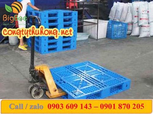 Pallet nhựa sử dụng cho xe nâng nâng hàng hóa
