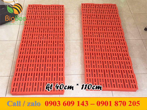 Tấm nhựa lót sàn chăn nuôi kt 40cm * 110cm
