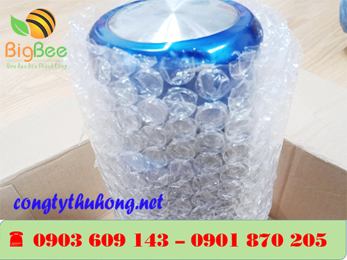 Sử dụng màng xốp nổ bọc quấn hàng dễ vỡ khi đóng thùng