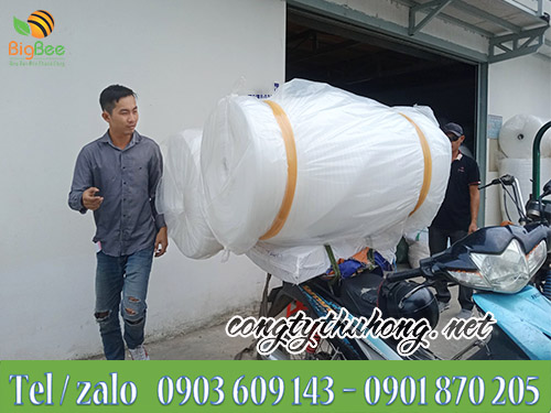 Giao màng xốp foam cho khách lẻ bằng xe máy