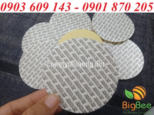 Mặt trước của màng seal tự dính là lớp xốp có in chữ