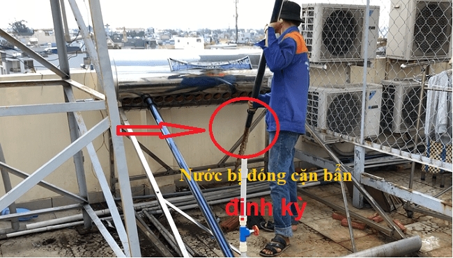 Máy năng lượng mặt trời lâu năm đóng cặn bẩn Máy năng lượng mặt trời lâu năm đóng cặn bẩn