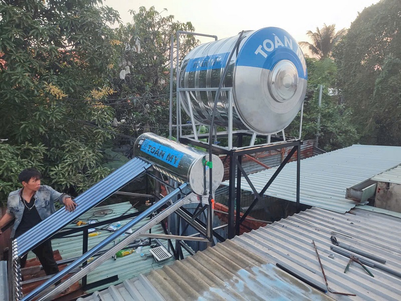 Lắp hoàn thiện Bồn nước và máy NLMT Lắp hoàn thiện Bồn nước và máy NLMT