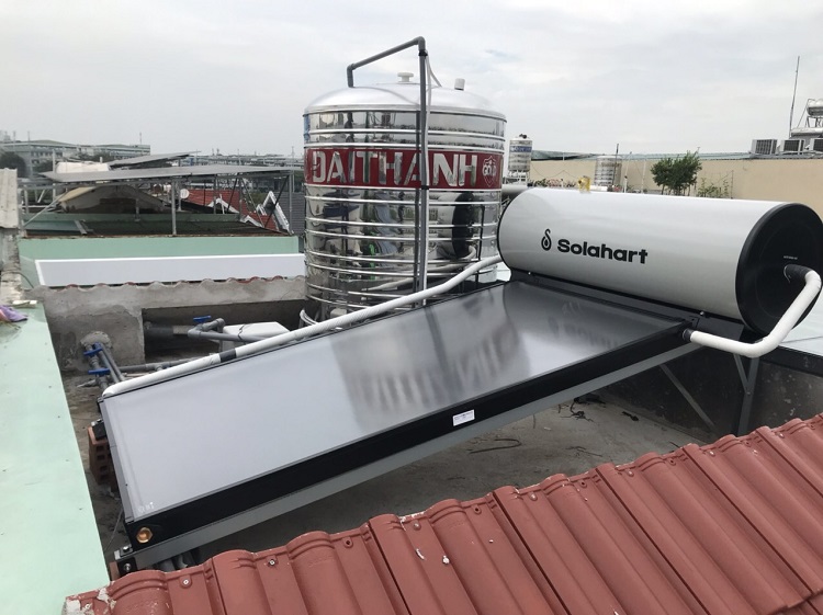 Lắp máy nước nóng mặt trời Solahart 150L nhập khẩu trên mặt sàn Lắp máy nước nóng mặt trời Solahart 150L nhập khẩu trên mặt sàn