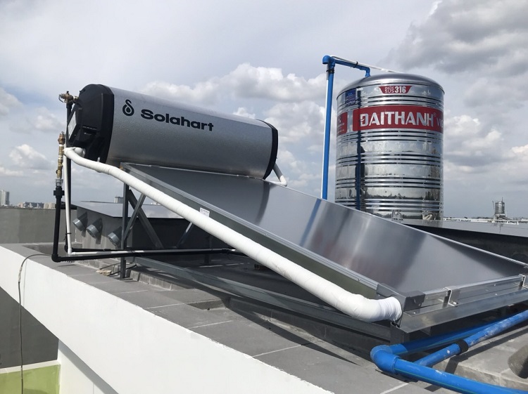 Lắp máy nước nóng mặt trời Solahart 180L nhập khẩu trên mặt sàn Lắp máy nước nóng mặt trời Solahart 180L nhập khẩu trên mặt sàn