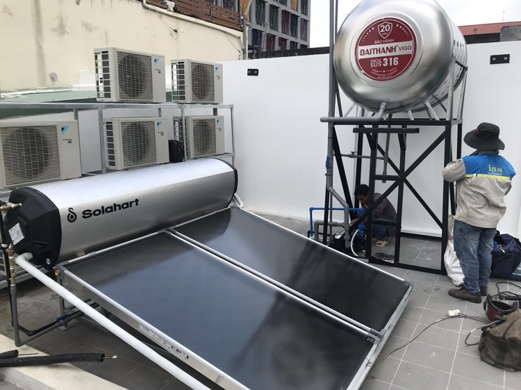 Lắp máy nước nóng mặt trời Solahart 300L nhập khẩu trên mặt sàn Lắp máy nước nóng mặt trời Solahart 300L nhập khẩu trên mặt sàn