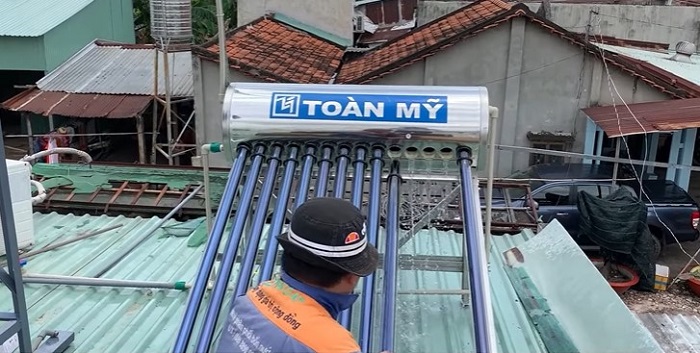 Lắp máy nước nóng Toàn Mỹ trên mái tôn Lắp máy nước nóng Toàn Mỹ trên mái tôn