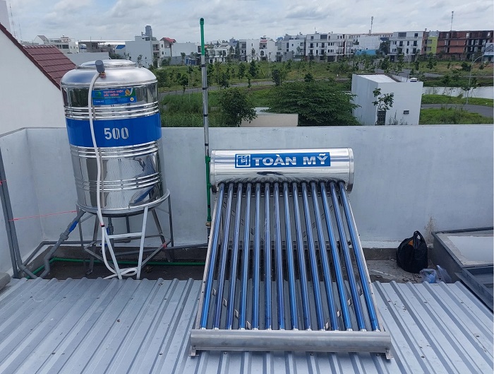 Lắp đặt giá đỡ Máy nước nóng mặt trời Toàn Mỹ trên mái tôn Lắp đặt giá đỡ Máy nước nóng mặt trời Toàn Mỹ trên mái tôn