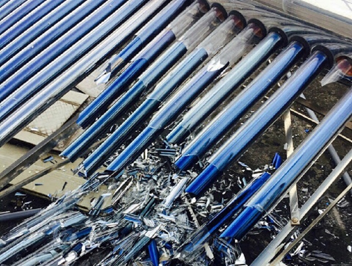 vỡ một trong những ống thuỷ tinh vỡ một trong những ống thuỷ tinh