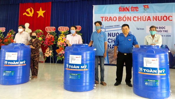 Trao tặng Bồn nước nhựa Toàn Mỹ cho bà con miền Tây Trao tặng Bồn nước nhựa Toàn Mỹ cho bà con miền Tây