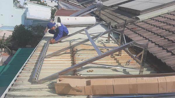 Thay Bình Bảo Ôn Máy nước nóng năng lượng mặt trời Cũ trên mái tôn ở Bình Thạnh Thay Bình Bảo Ôn Máy nước nóng năng lượng mặt trời Cũ trên mái tôn ở Bình Thạnh