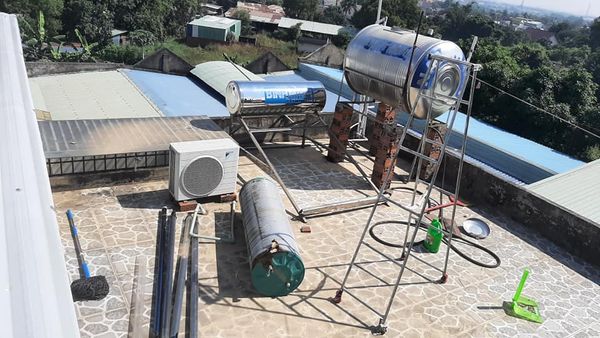 Thay Bình Bảo Ôn Máy nước nóng năng lượng mặt trời Cũ trên mặt sàn ở Quận 9 Thay Bình Bảo Ôn Máy nước nóng năng lượng mặt trời Cũ trên mặt sàn ở Quận 9