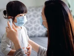 Điều trị trẻ nhiễm COVID-19 tại nhà sao cho đúng?