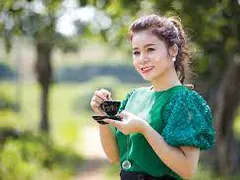 Nhìn không ra vợ cũ vua cà phê hậu ly hôn